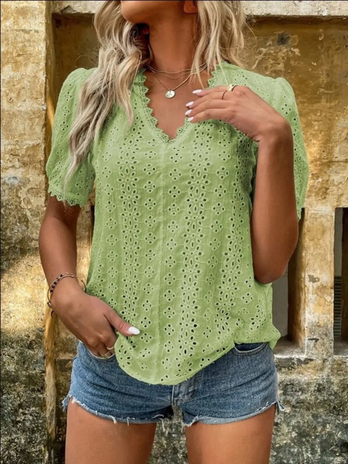 Jillian - Elegante blusa de manga corta con cuello de pico y ojales y detalle de encaje