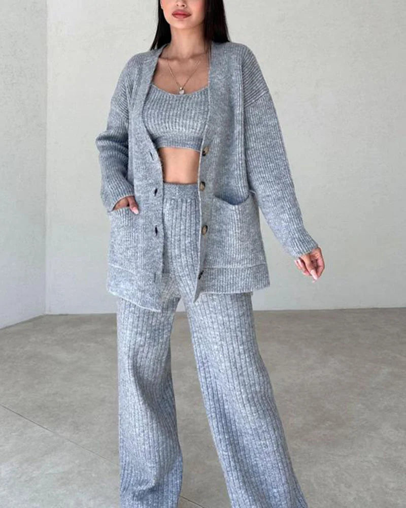 Chloe - Chic crop top sin mangas con cárdigan y pantalón conjunto de tres piezas
