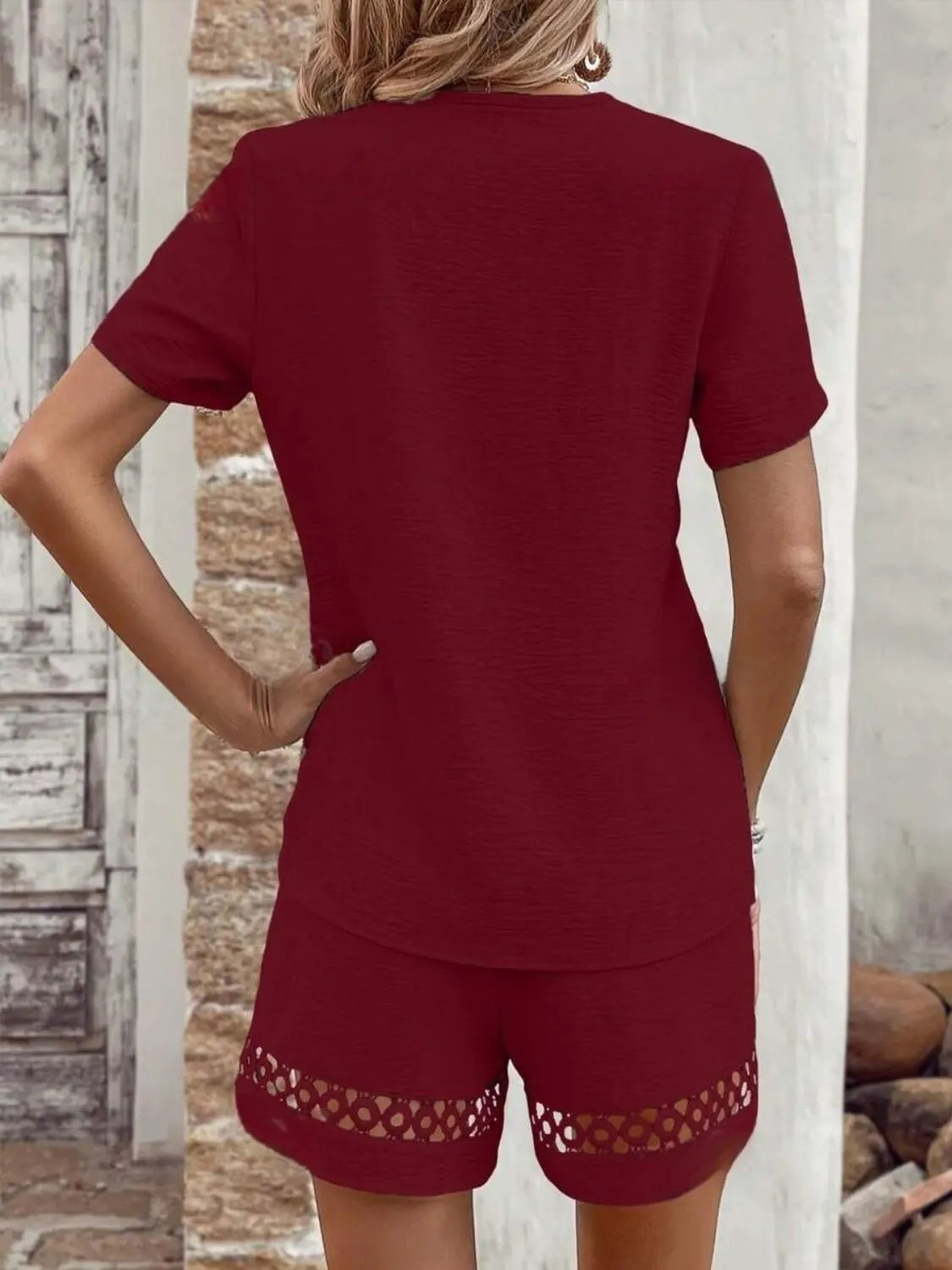 Bernadette - Conjunto casual y elegante de top de manga corta con cuello de pico y pantalones cortos