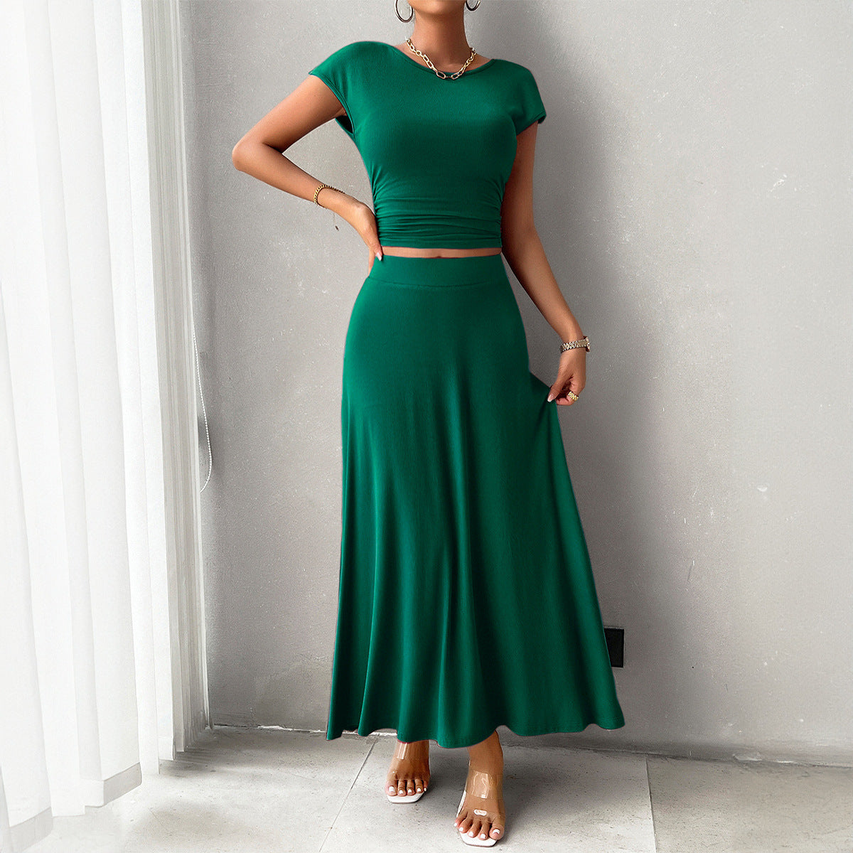 Chiara - Elegante conjunto de crop top entallado con cintura fruncida y falda fluida