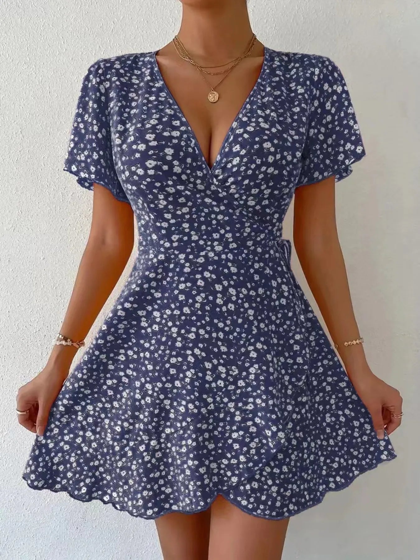 Rosanna - Elegante minivestido floral de manga corta con escote en V profundo
