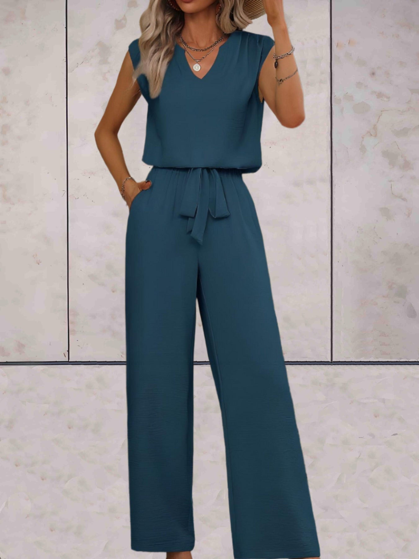 Camilla - Elegante conjunto de blusa sin mangas con cuello de pico y pantalón