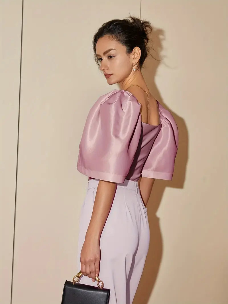 Clara – Elegante blusa de raso con mangas abullonadas
