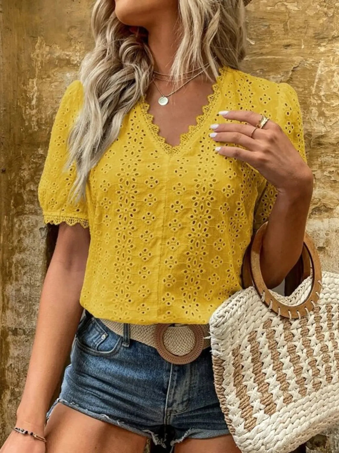 Jillian - Elegante blusa de manga corta con cuello de pico y ojales y detalle de encaje