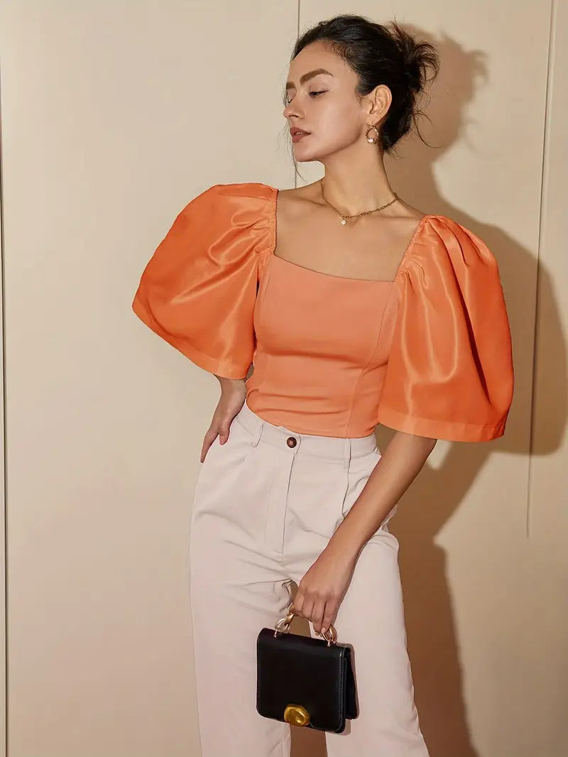 Clara – Elegante blusa de raso con mangas abullonadas