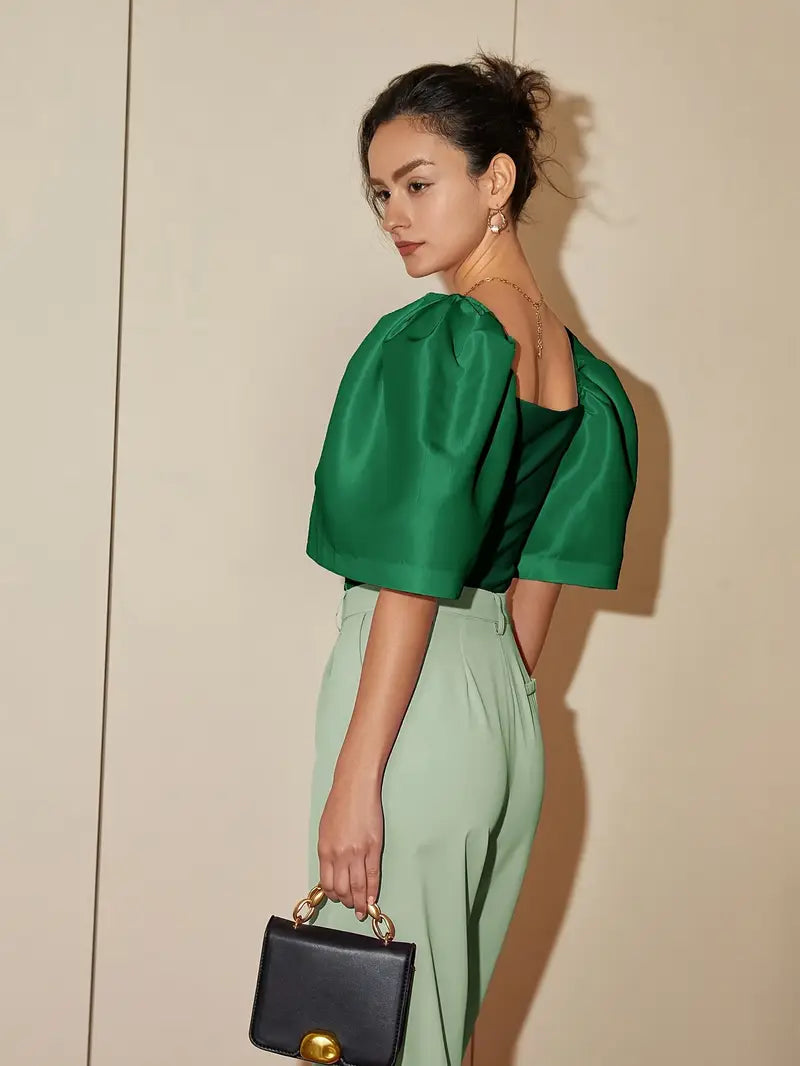 Clara – Elegante blusa de raso con mangas abullonadas