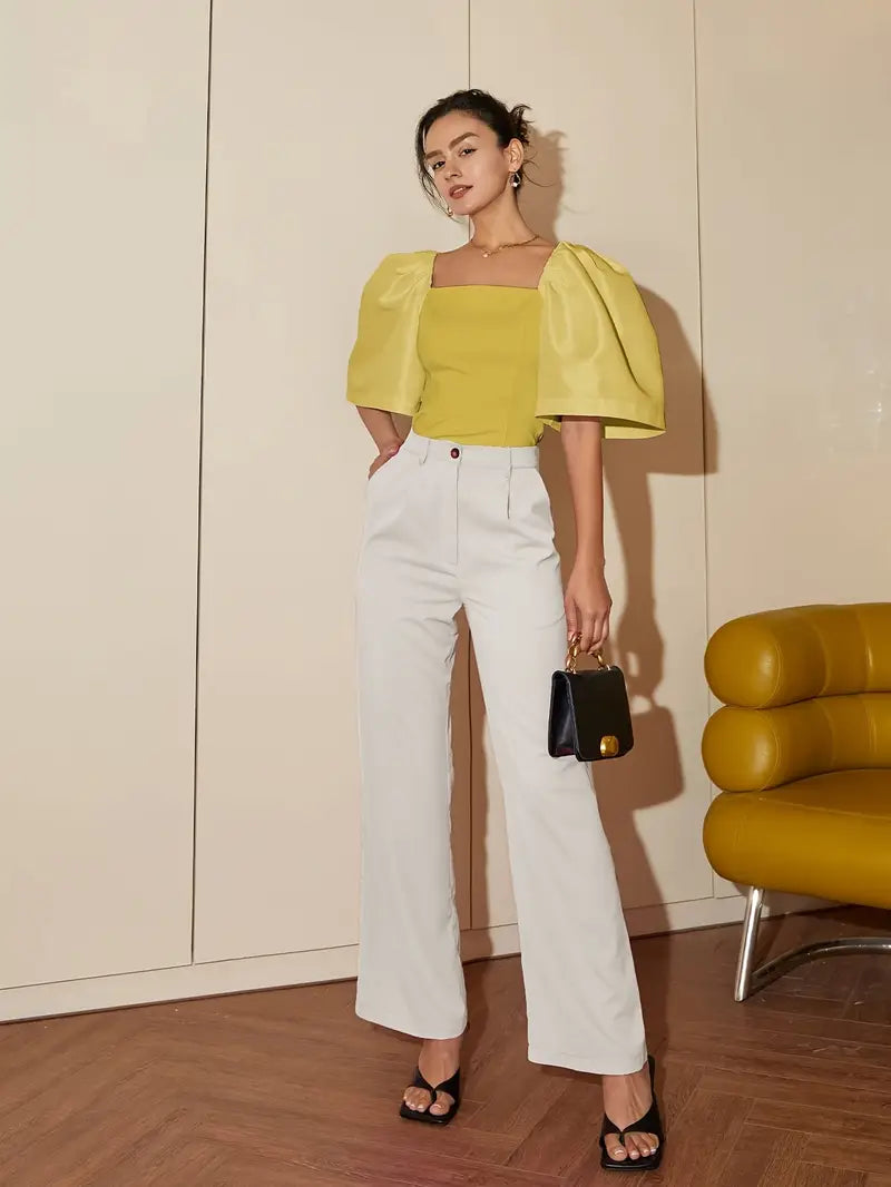 Clara – Elegante blusa de raso con mangas abullonadas