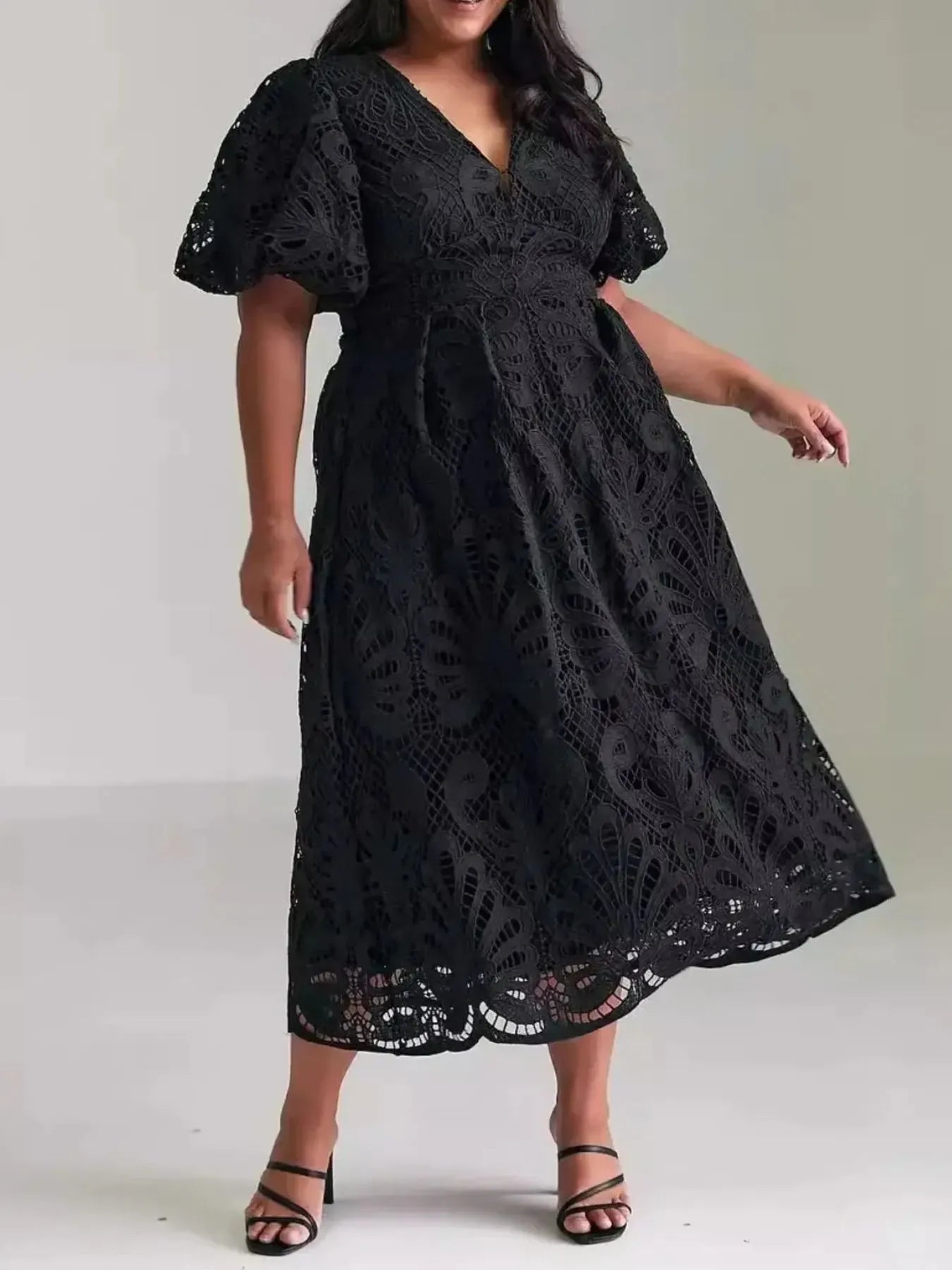 Shiela - Elegante vestido largo de encaje con escote en V y mangas abullonadas