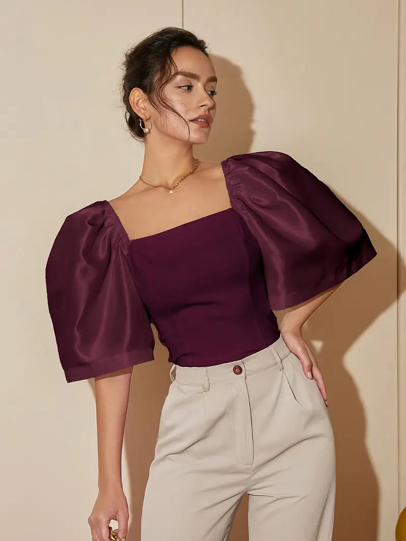 Clara – Elegante blusa de raso con mangas abullonadas