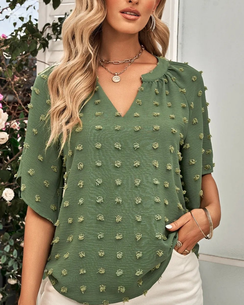 Arabella - Blusa chic de lunares suizos con entalladura y media manga
