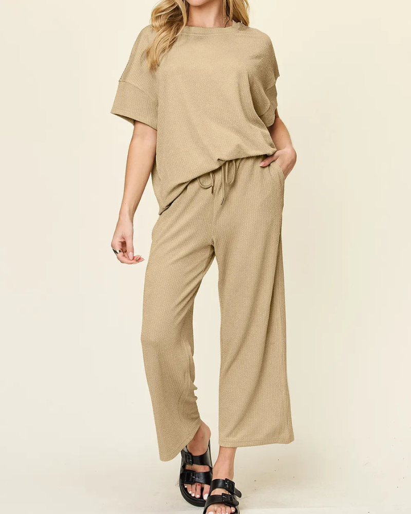 Kiera - Camiseta de cuello redondo de textura holgada y pantalón de pernera ancha