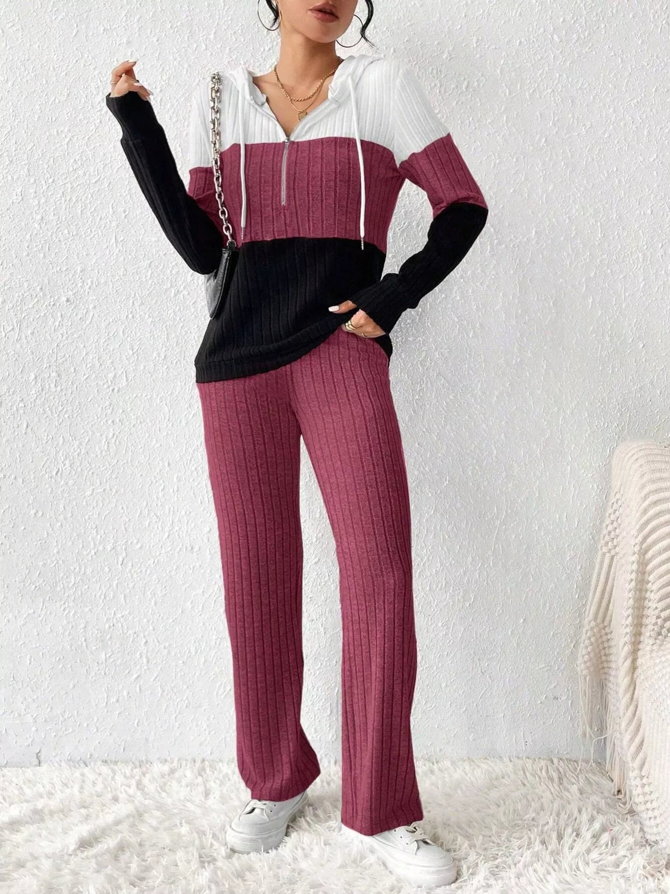 Dahlia - Elegante conjunto de sudadera con capucha y media cremallera y pantalones.