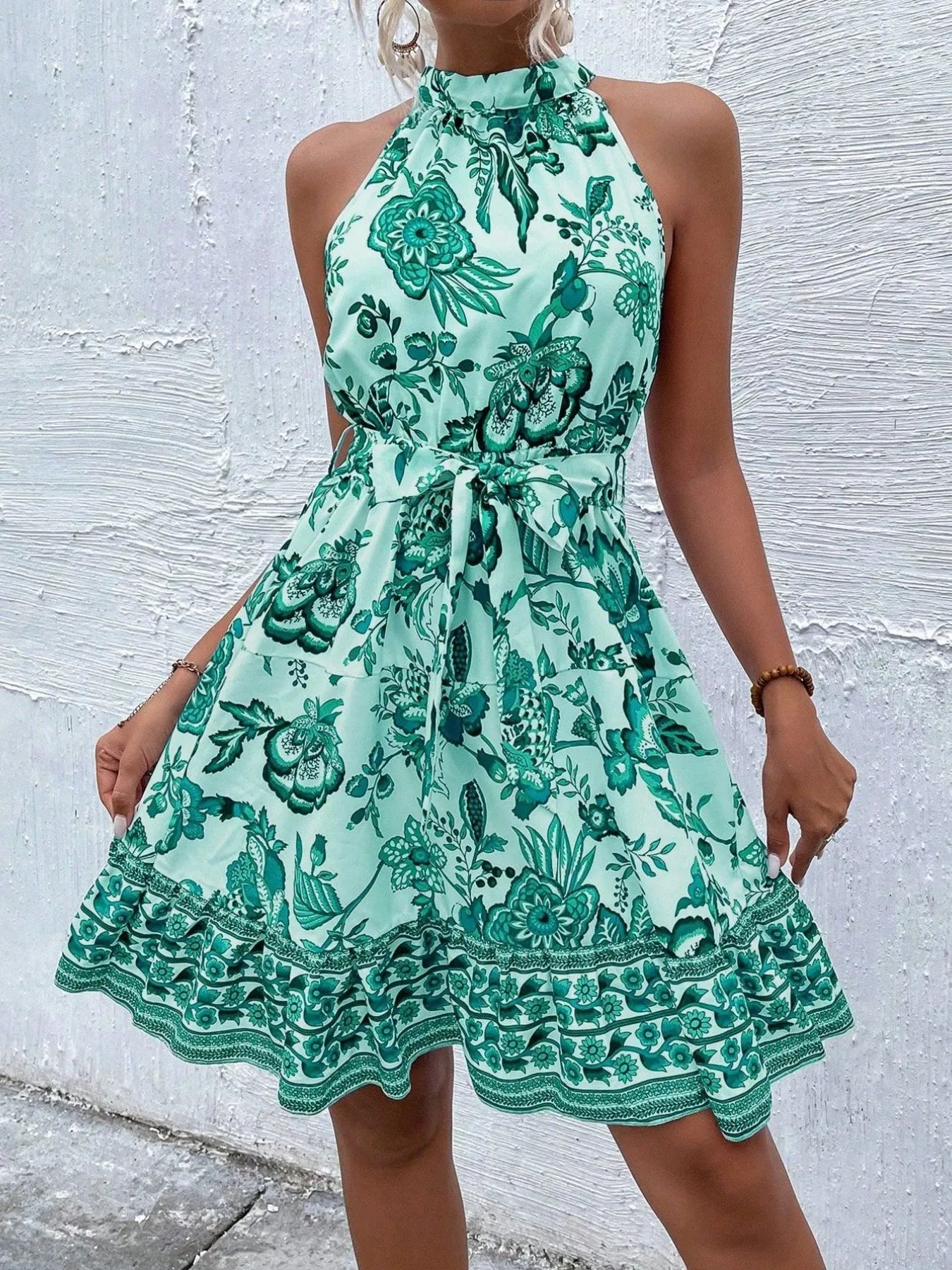 Billie - Vestido floral sin mangas y cuello halter con cinturón de anudar
