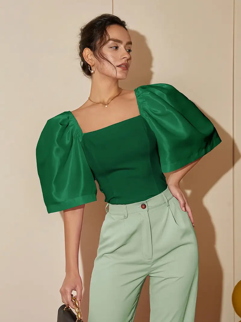 Clara – Elegante blusa de raso con mangas abullonadas