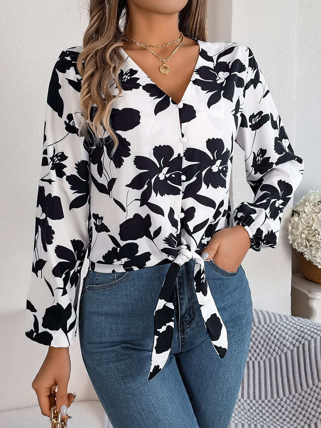 Victoria - Elegante blusa estampada con cuello de pico y manga larga