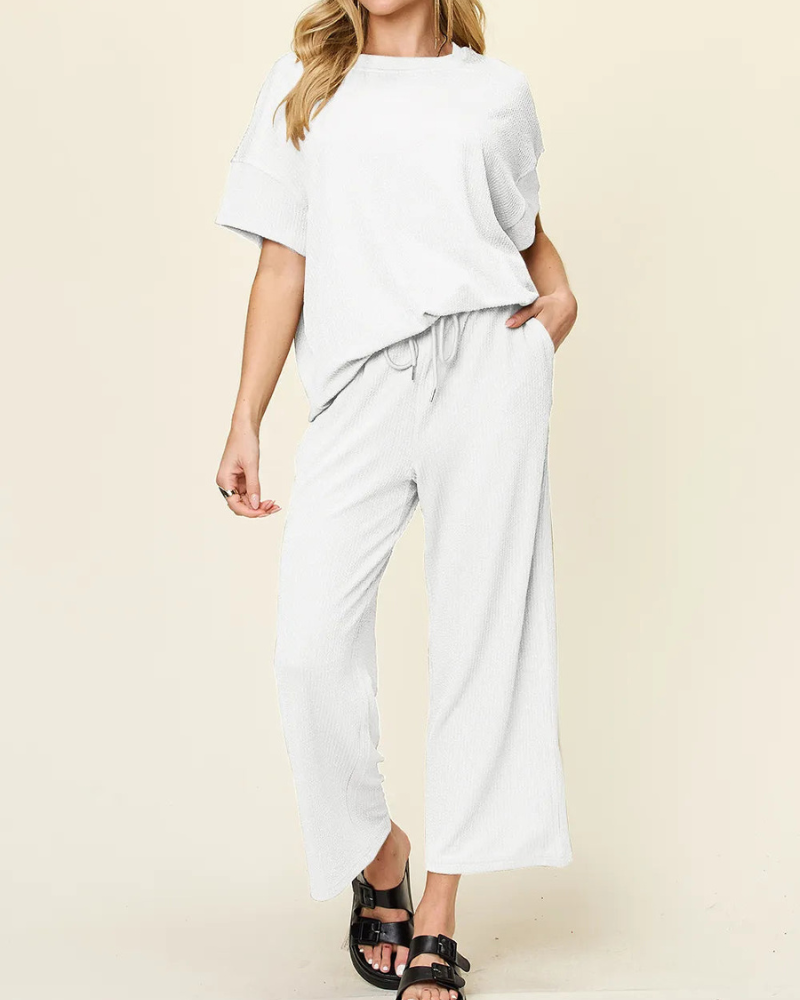 Kiera - Camiseta de cuello redondo de textura holgada y pantalón de pernera ancha
