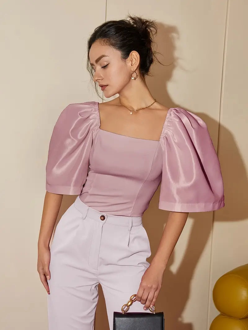 Clara – Elegante blusa de raso con mangas abullonadas