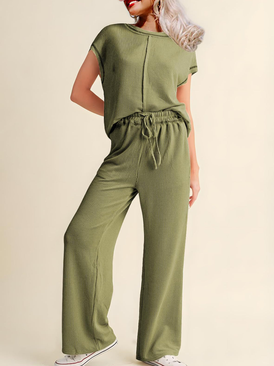 Carolina - Elegante conjunto informal de blusa y pantalón de manga corta de canalé