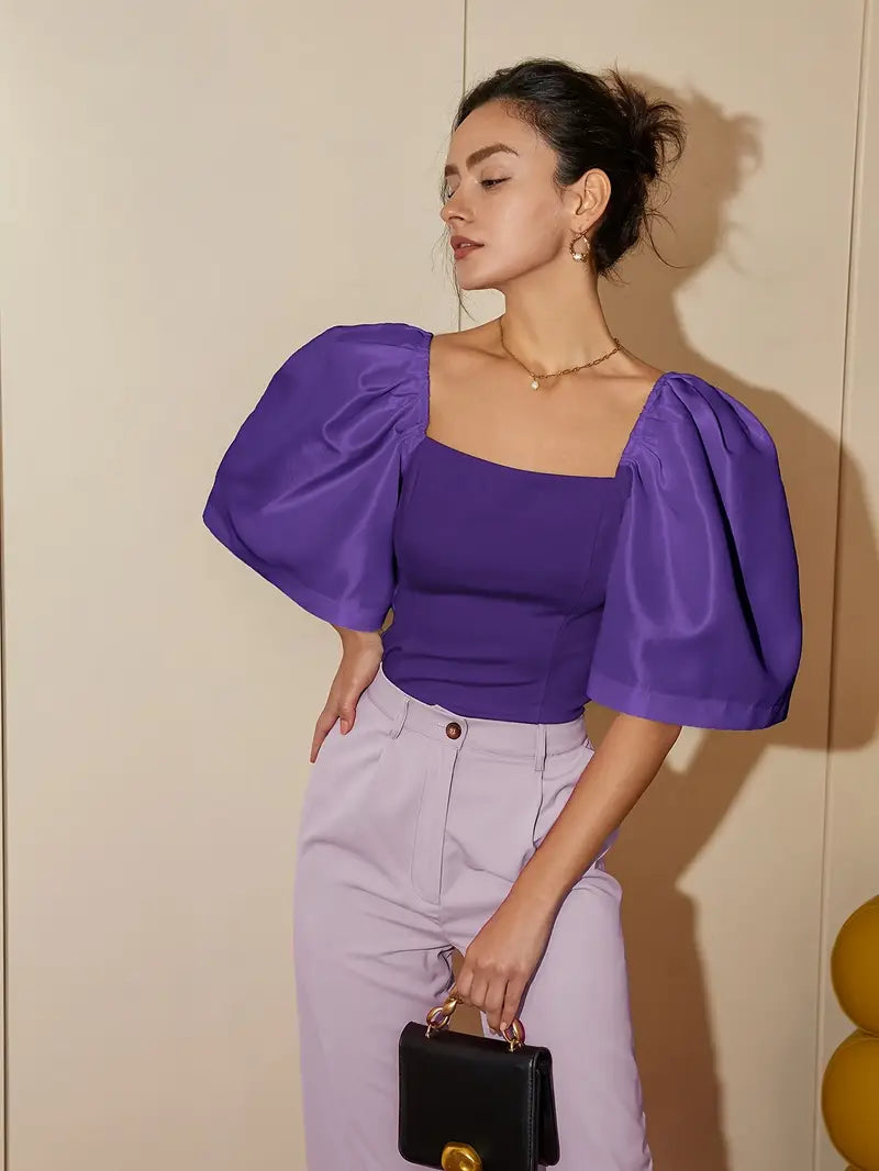 Clara – Elegante blusa de raso con mangas abullonadas