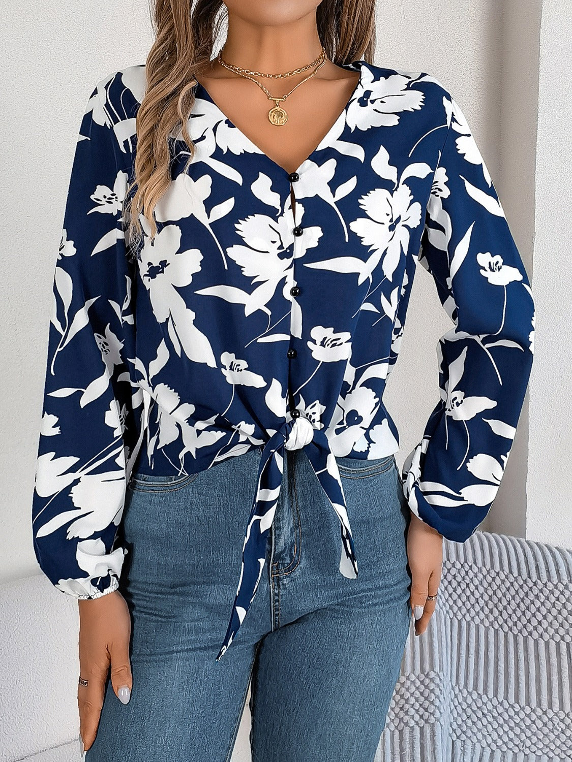 Victoria - Elegante blusa estampada con cuello de pico y manga larga