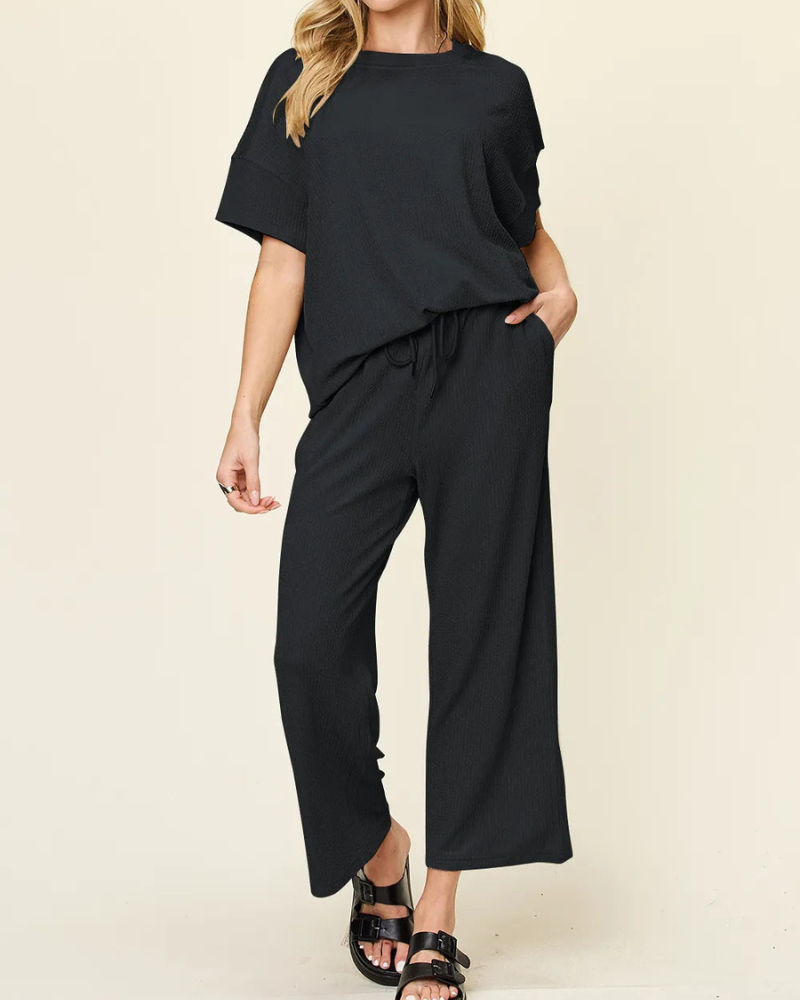 Kiera - Camiseta de cuello redondo de textura holgada y pantalón de pernera ancha