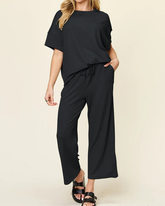Kiera - Camiseta de cuello redondo de textura holgada y pantalón de pernera ancha