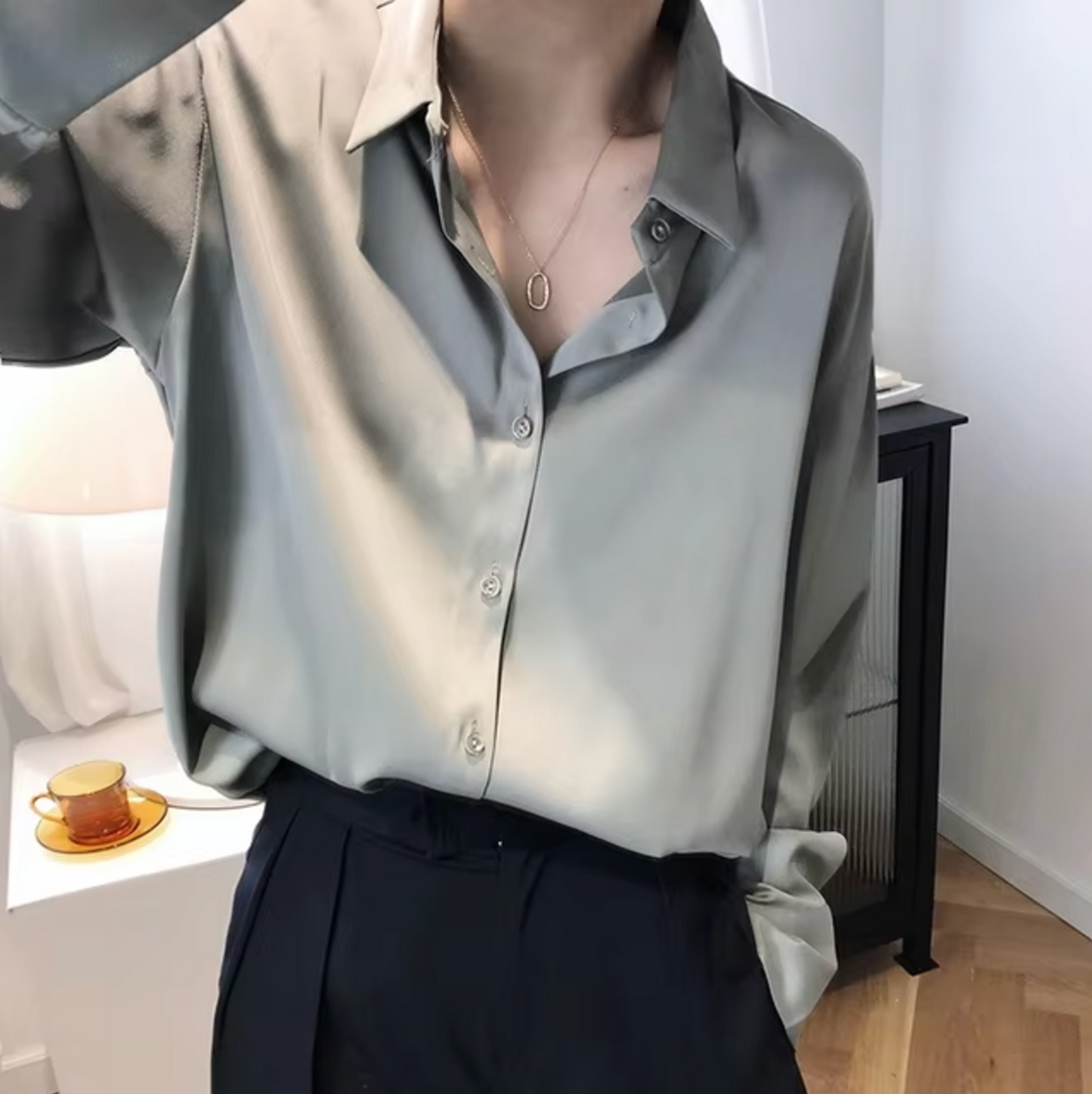 Paige – Blusa satinada elegante