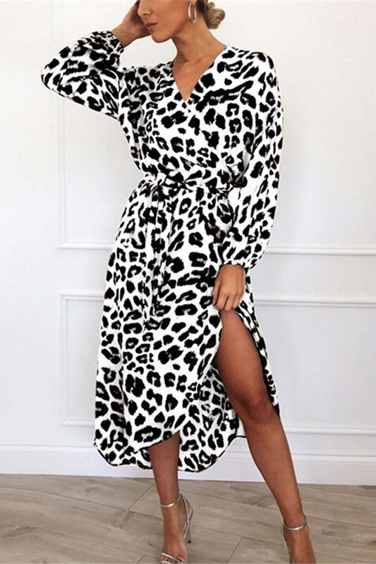 Chelsi - Elegante vestido midi con cuello de pico y cintura de leopardo