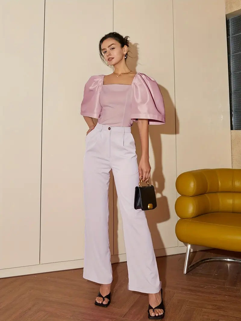 Clara – Elegante blusa de raso con mangas abullonadas