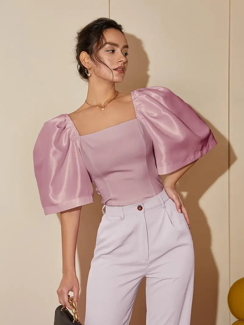 Clara – Elegante blusa de raso con mangas abullonadas