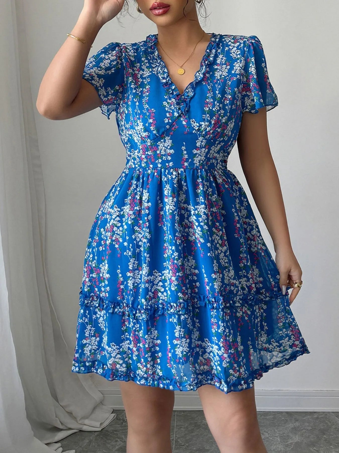 Jessel - Elegante minivestido cruzado con cuello en V y mangas con volantes florales