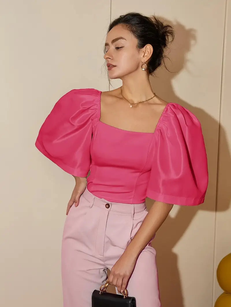 Clara – Elegante blusa de raso con mangas abullonadas
