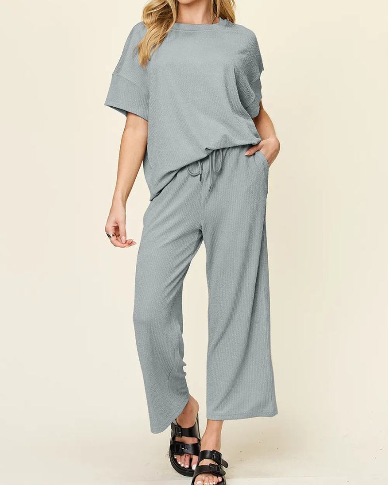 Kiera - Camiseta de cuello redondo de textura holgada y pantalón de pernera ancha