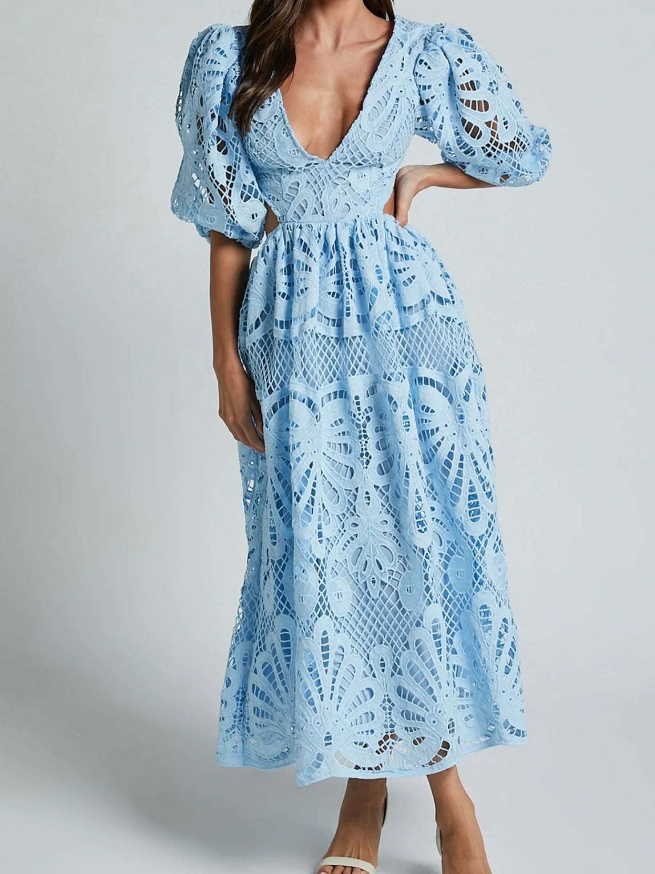 Riya - Elegante vestido largo de encaje con escote en pico y espalda descubierta