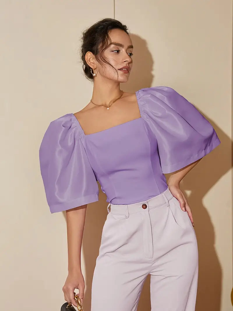 Clara – Elegante blusa de raso con mangas abullonadas
