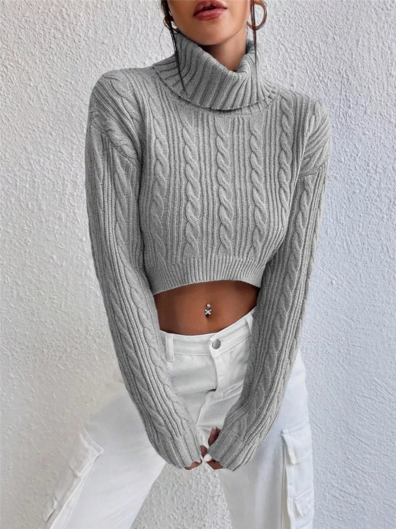 Dianne - Elegante jersey corto de manga larga con cuello alto y tejido de trenzado