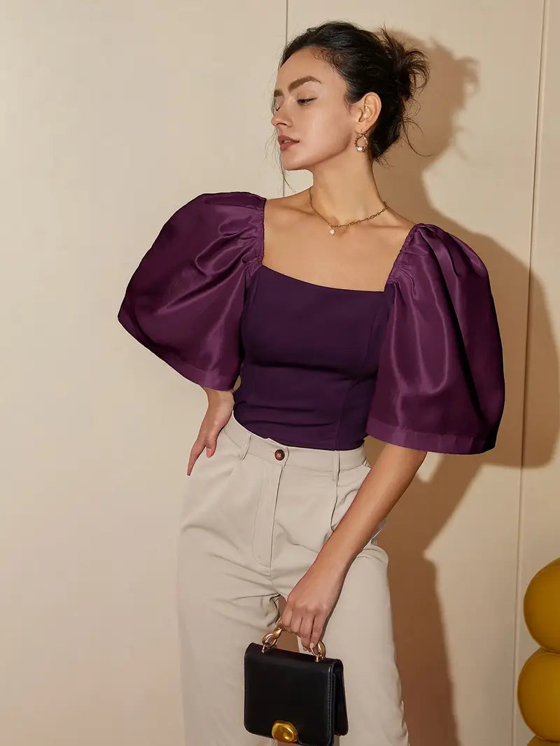 Clara – Elegante blusa de raso con mangas abullonadas