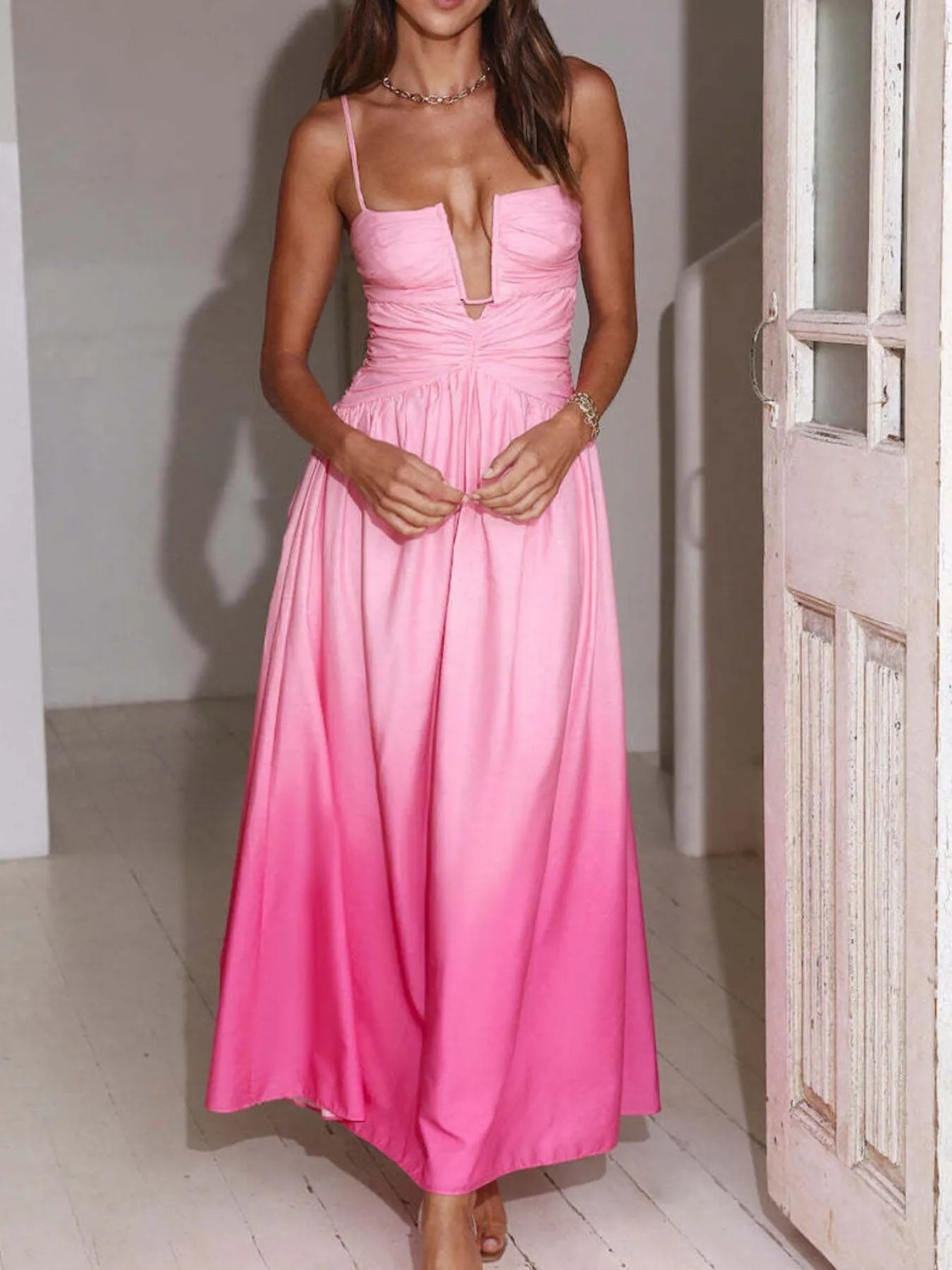 Eloisa - Elegante maxivestido de tirantes sin espalda y fruncido
