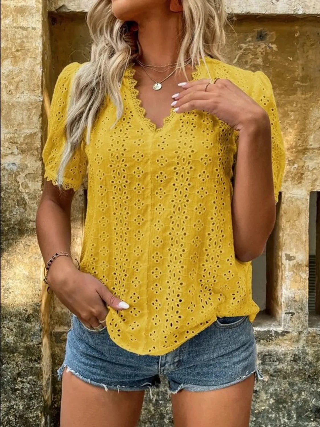 Jillian - Elegante blusa de manga corta con cuello de pico y ojales y detalle de encaje