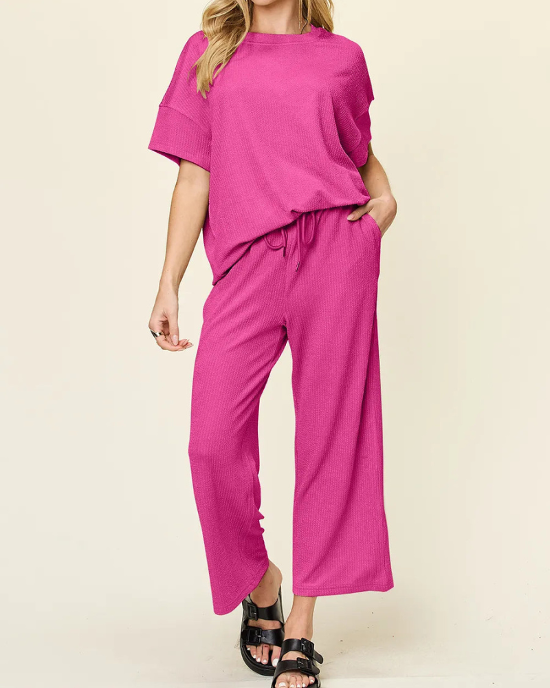 Kiera - Camiseta de cuello redondo de textura holgada y pantalón de pernera ancha