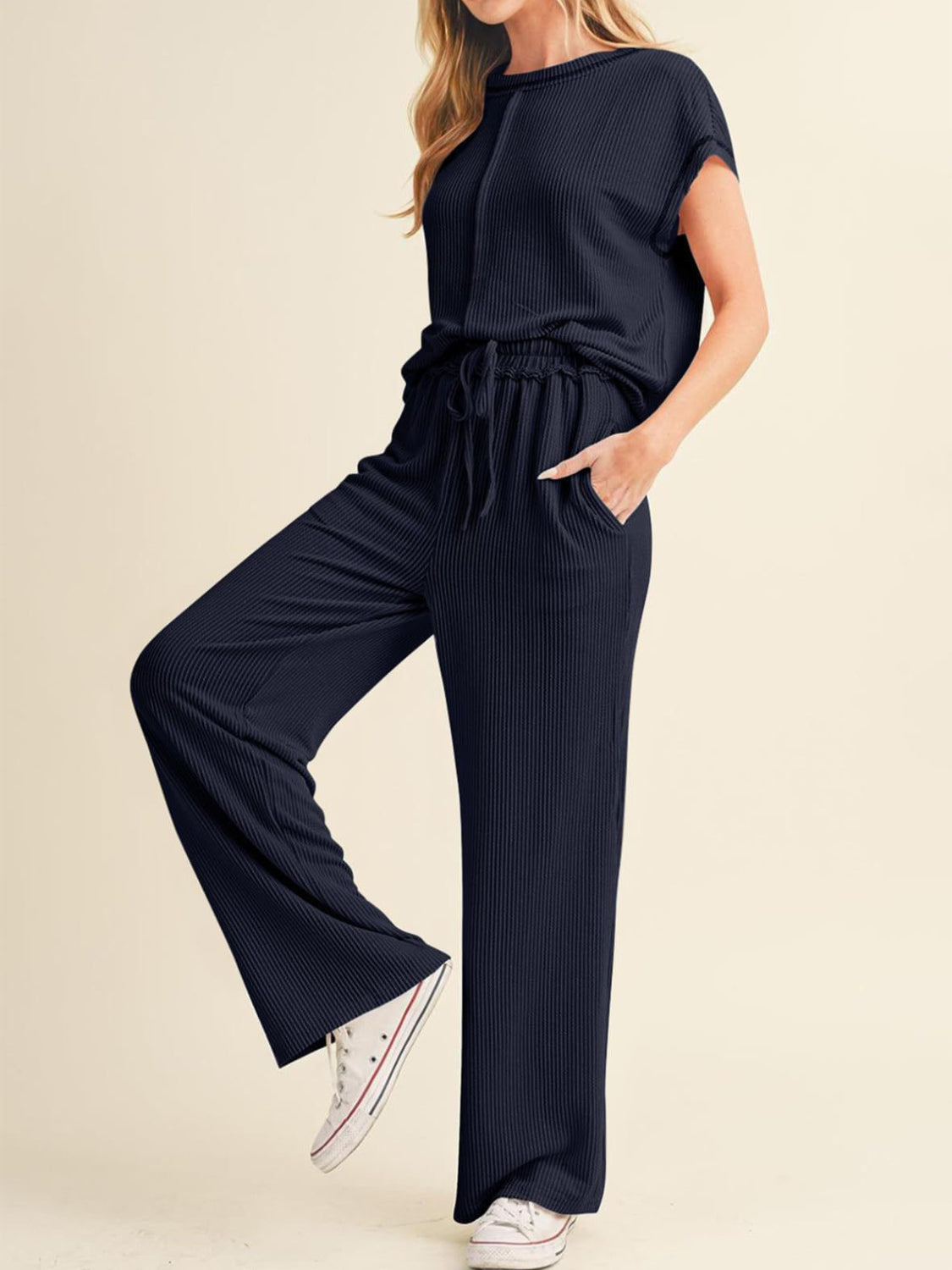Carolina - Elegante conjunto informal de blusa y pantalón de manga corta de canalé