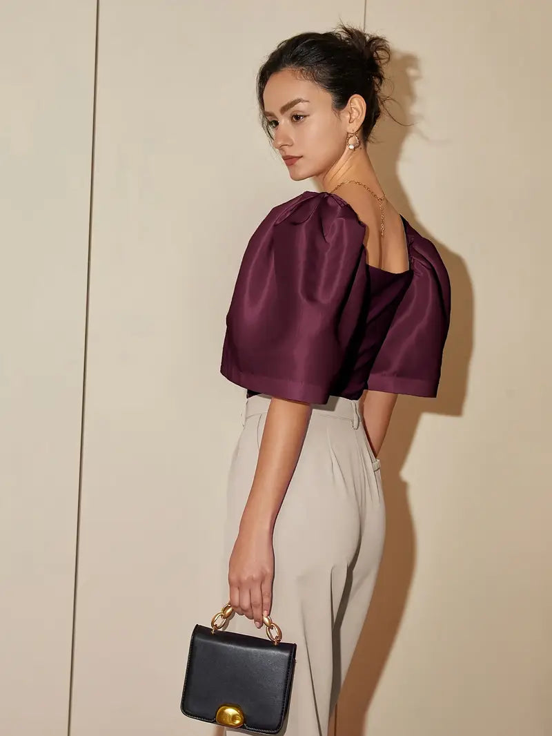 Clara – Elegante blusa de raso con mangas abullonadas