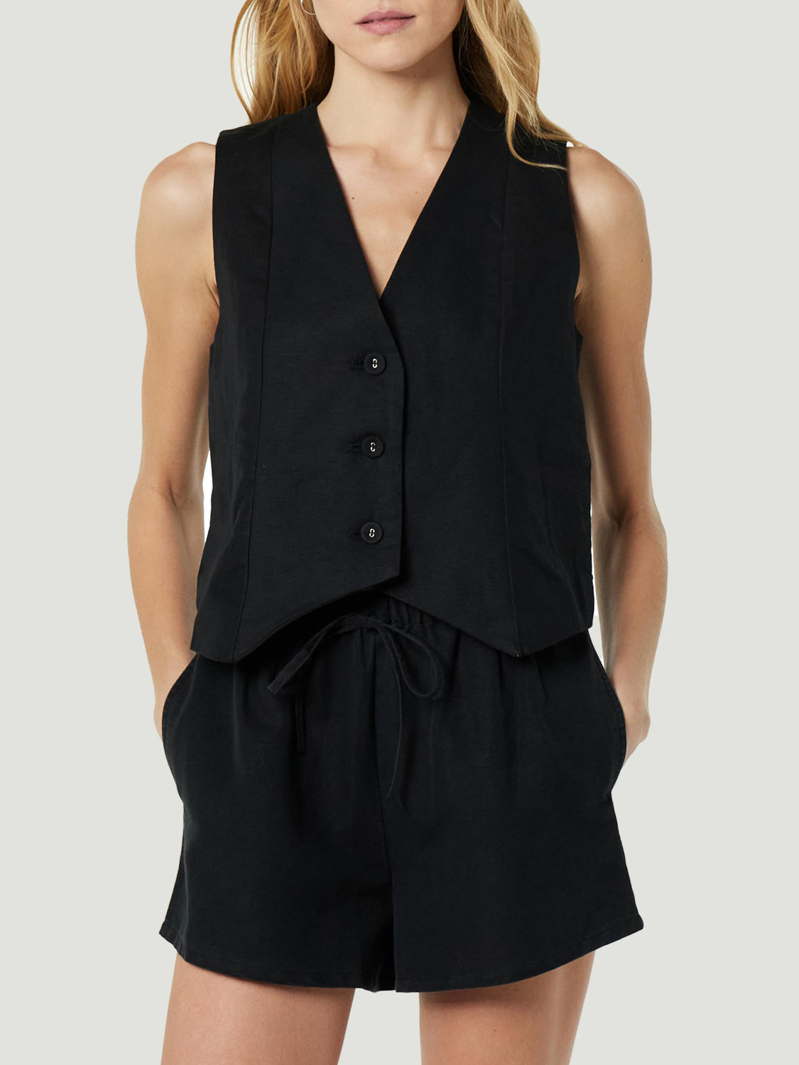 Reyna - Elegante conjunto de top sin mangas con cuello en V y botones y pantalones cortos con bolsillos a juego