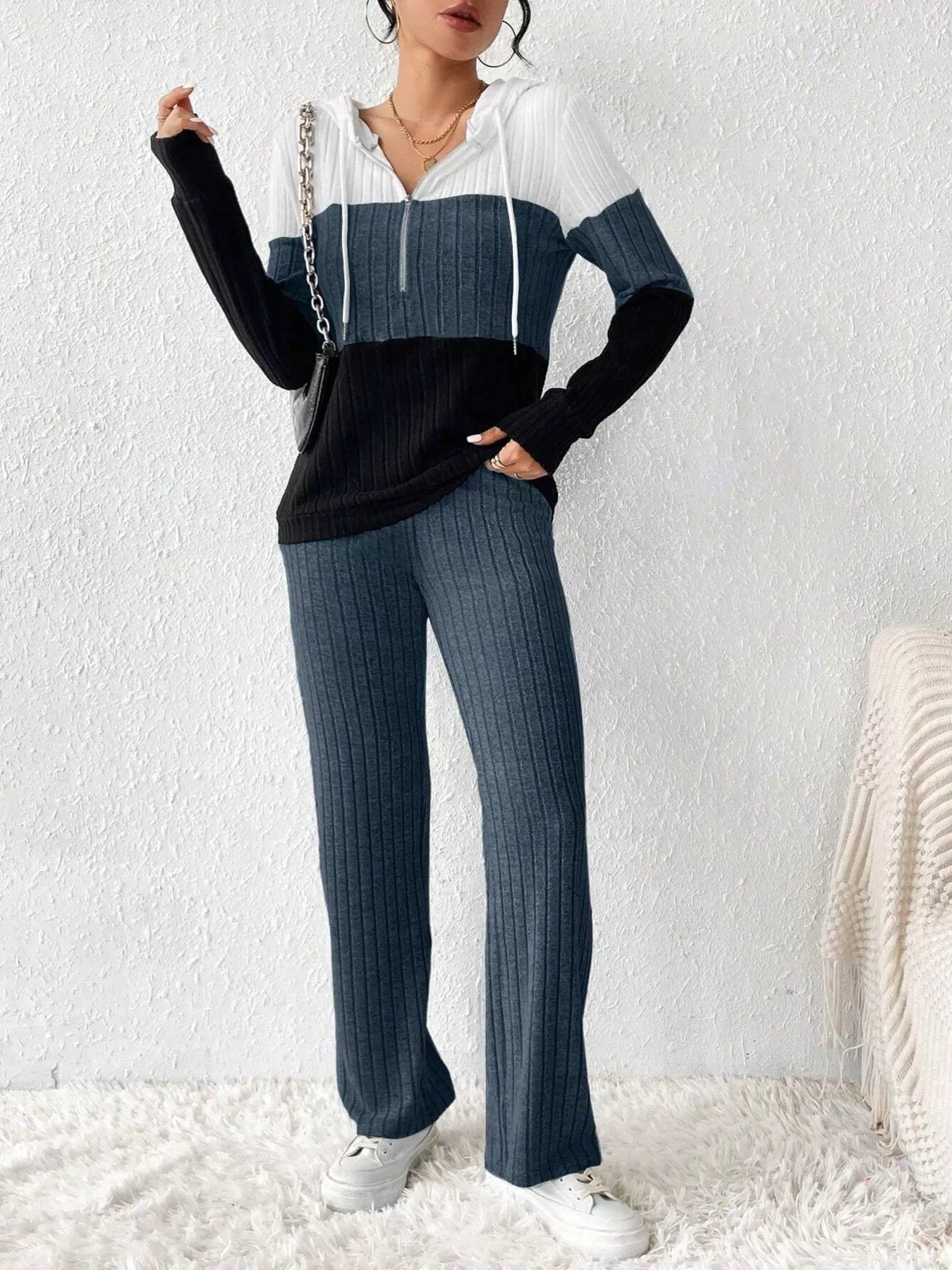 Dahlia - Elegante conjunto de sudadera con capucha y media cremallera y pantalones.