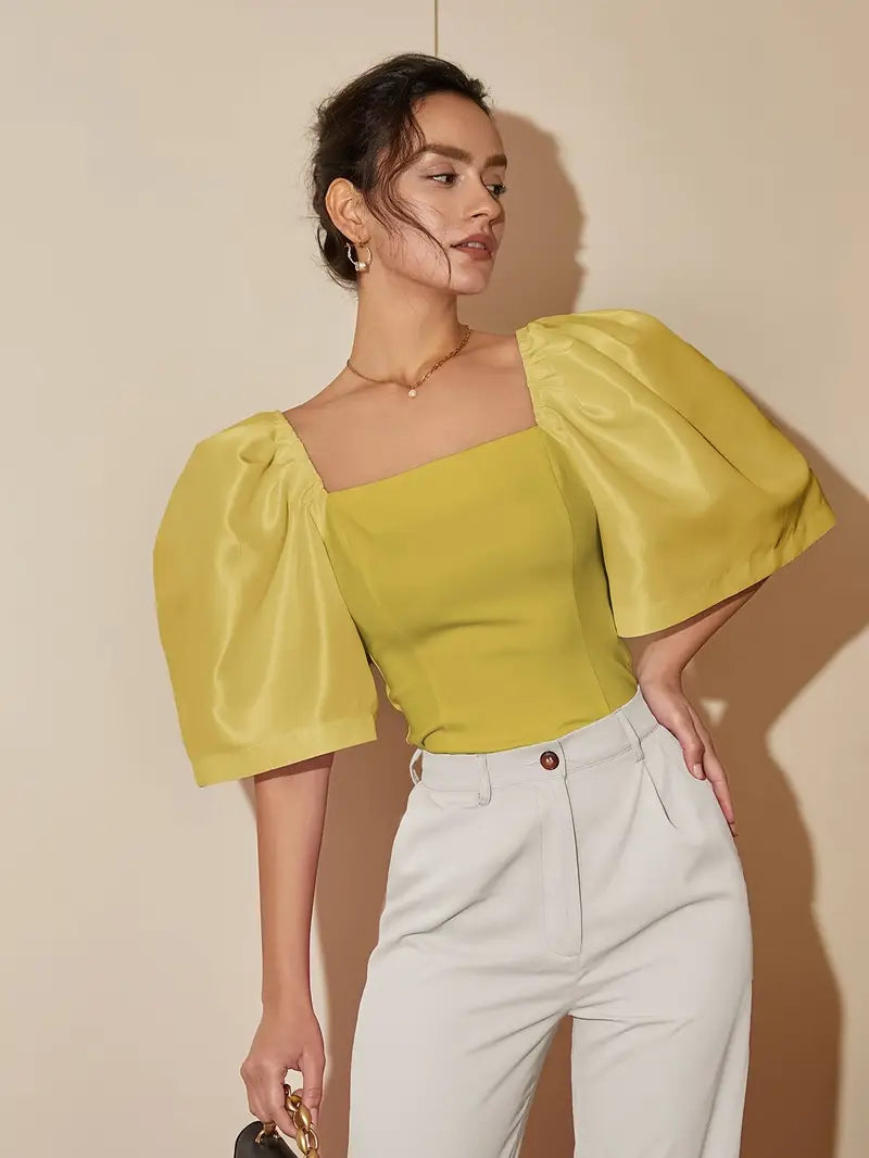 Clara – Elegante blusa de raso con mangas abullonadas