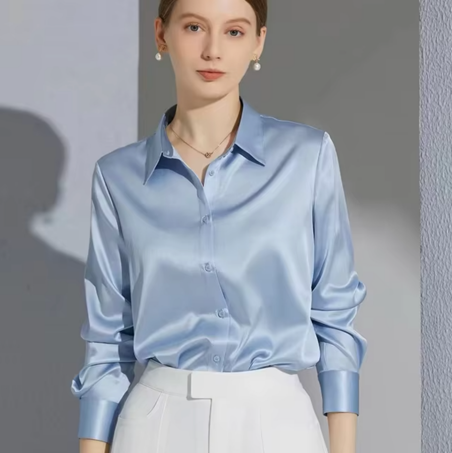 Paige – Blusa satinada elegante