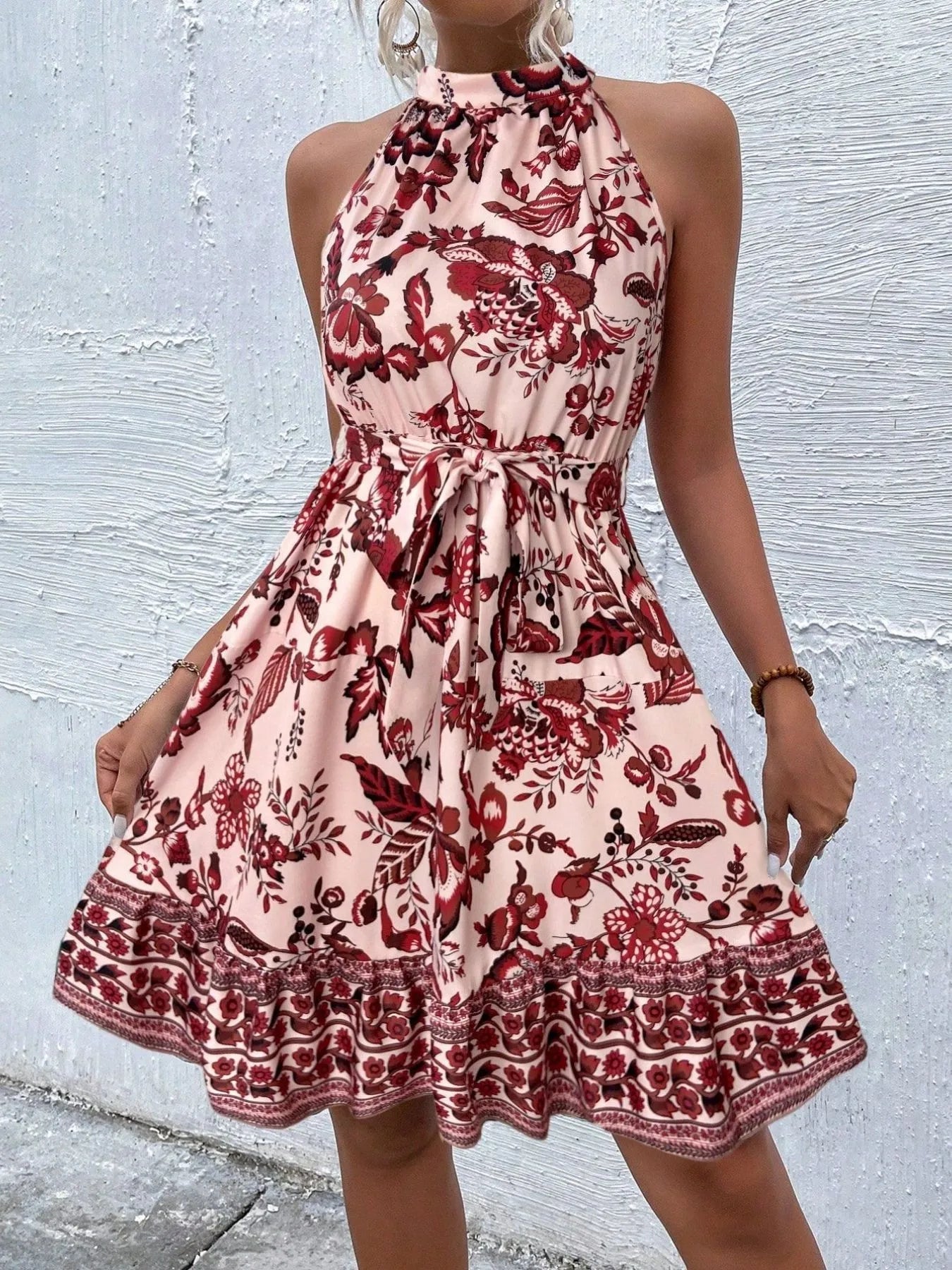 Billie - Vestido floral sin mangas y cuello halter con cinturón de anudar