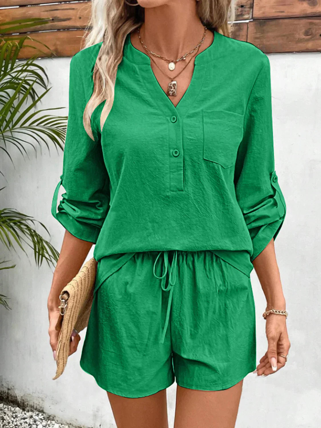 Flora - Elegante conjunto de top de manga larga con cuello de pico y pantalón corto