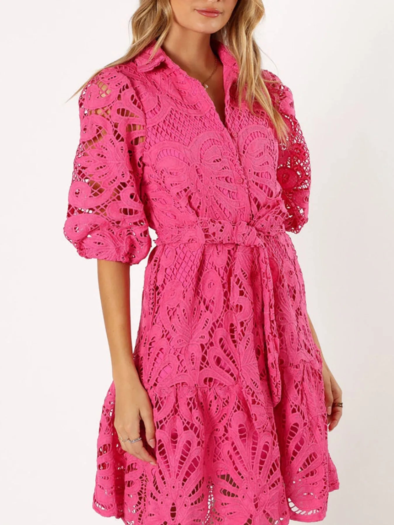 Eileen - Elegante mini vestido de encaje con cintura lazada y media manga