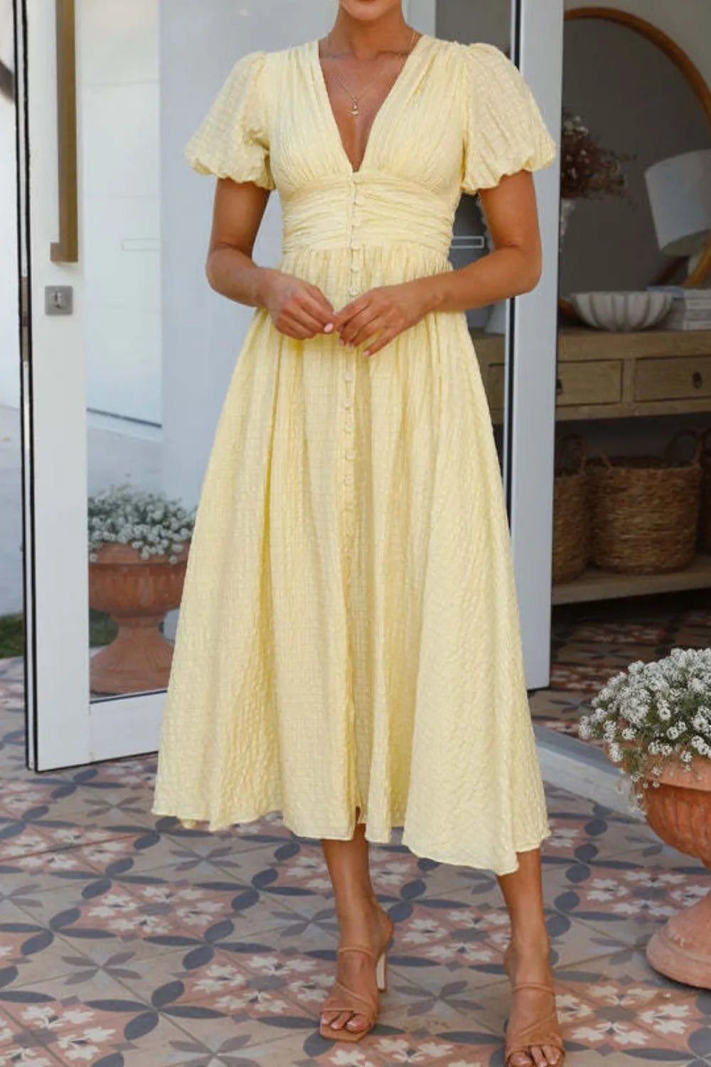 Clarissa - Elegante vestido de manga corta abullonada con escote en pico profundo